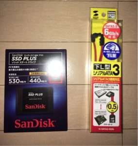 SSDとケーブルの画像